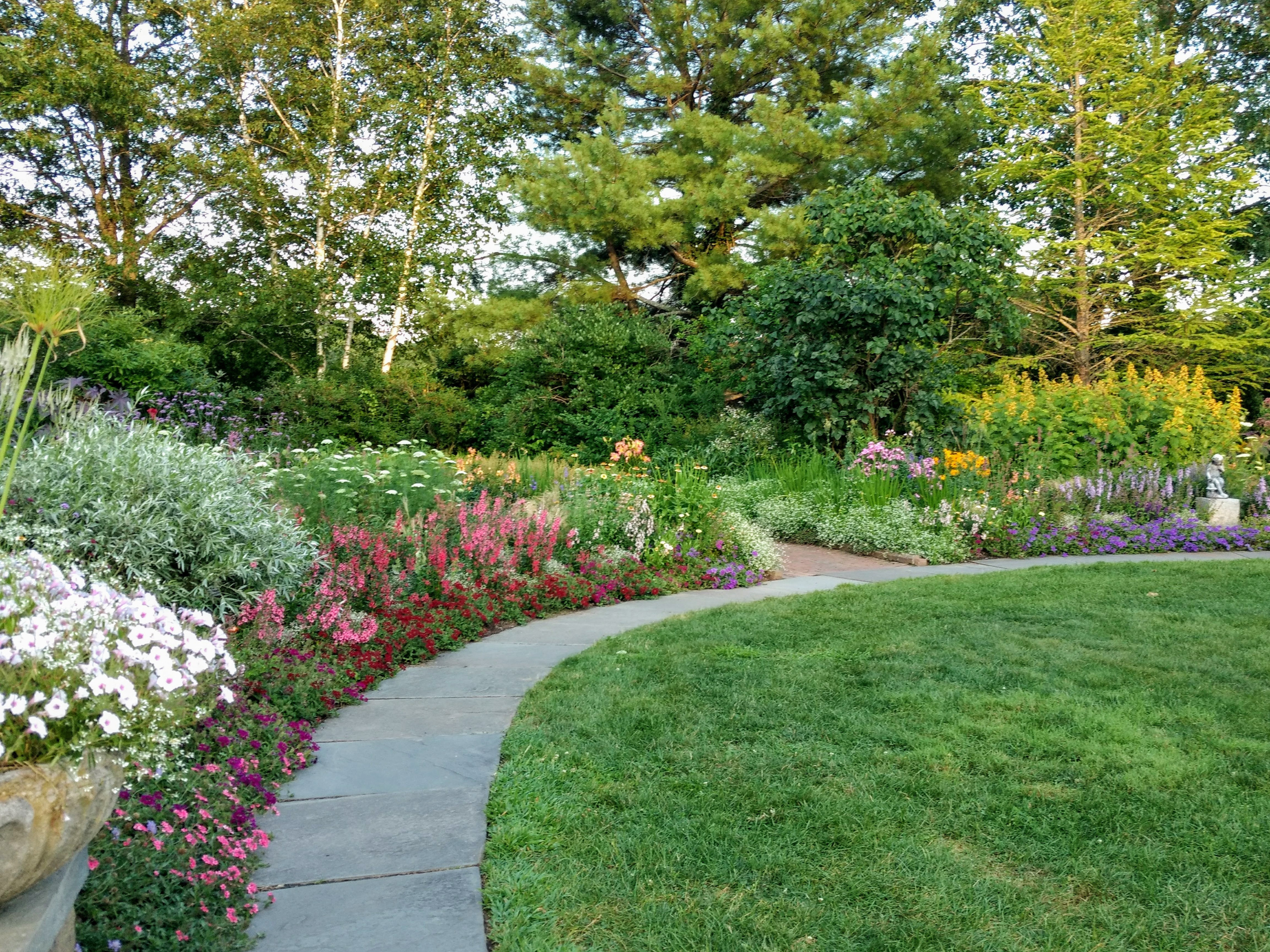 Благоустройство участка частного дома в Петрозаводске и Республике Карелия